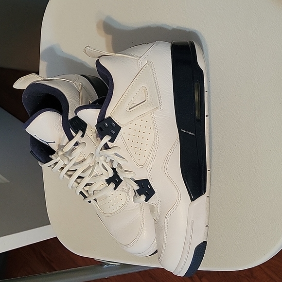 Air Jordans, size 5 youth, EUC🎉🎊 - Picture 3 of 7